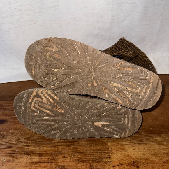 UGG Women's Classic Cardy Winter Boot - Picture 4 of 5